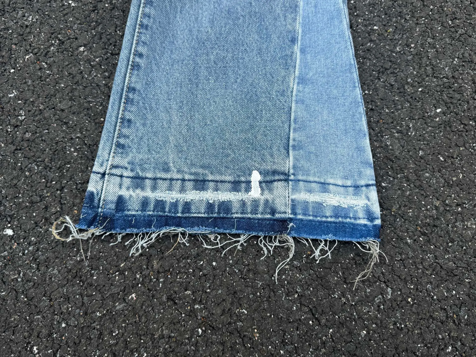 P250💰G70 GALLERY DEPT. Denim bell-bottoms with holes and random threads connected to washed and distressed spliced ​​jeans. GALLERY is attracted by these bell-bottoms. Whether it is a reset of Carhartt or Levis, it has created a strong brand style. Since these pants are modified from rare vintage, the production capacity is limited. Therefore, after many icons wore them, these pants were once hard to find. Later, perhaps due to the improvement of GD's business in the past two years and the expansion of production lines, the brand itself lowered the price, so I can't wait any longer for these pants this year and will definitely buy them. During the process of the denim washing plant, the owner of the washing plant helped introduce a boss who had worked for Levi's foundry and started his own business. This also paved the way for the following styles. Therefore, Levi's remodeled single product for the base plate is really familiar. Whether it is the fabrics supplied or the lathes used in production, there is nothing to choose from. -Color: blue -Size: S-XXL (corresponding to 28-36)